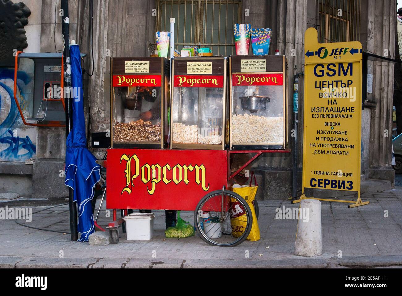 Classic retro popcorn macchina strada venditore carrello in Plovdiv, Bulgaria Foto Stock
