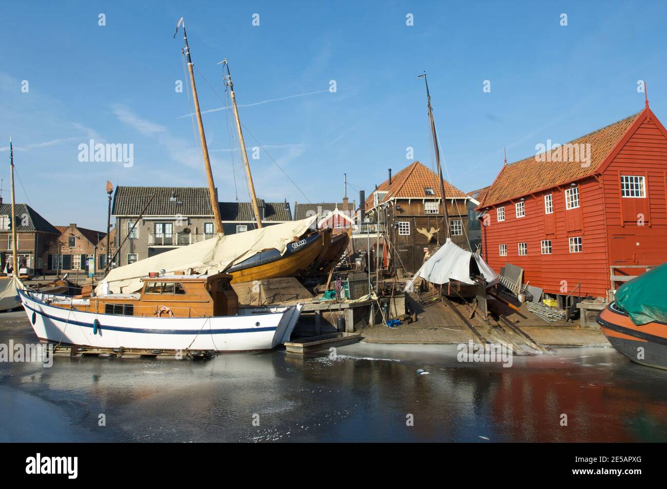 Il museo all'aperto con il porto del villaggio di Spakenburg con il cantiere durante l'inverno, i Paesi Bassi Foto Stock