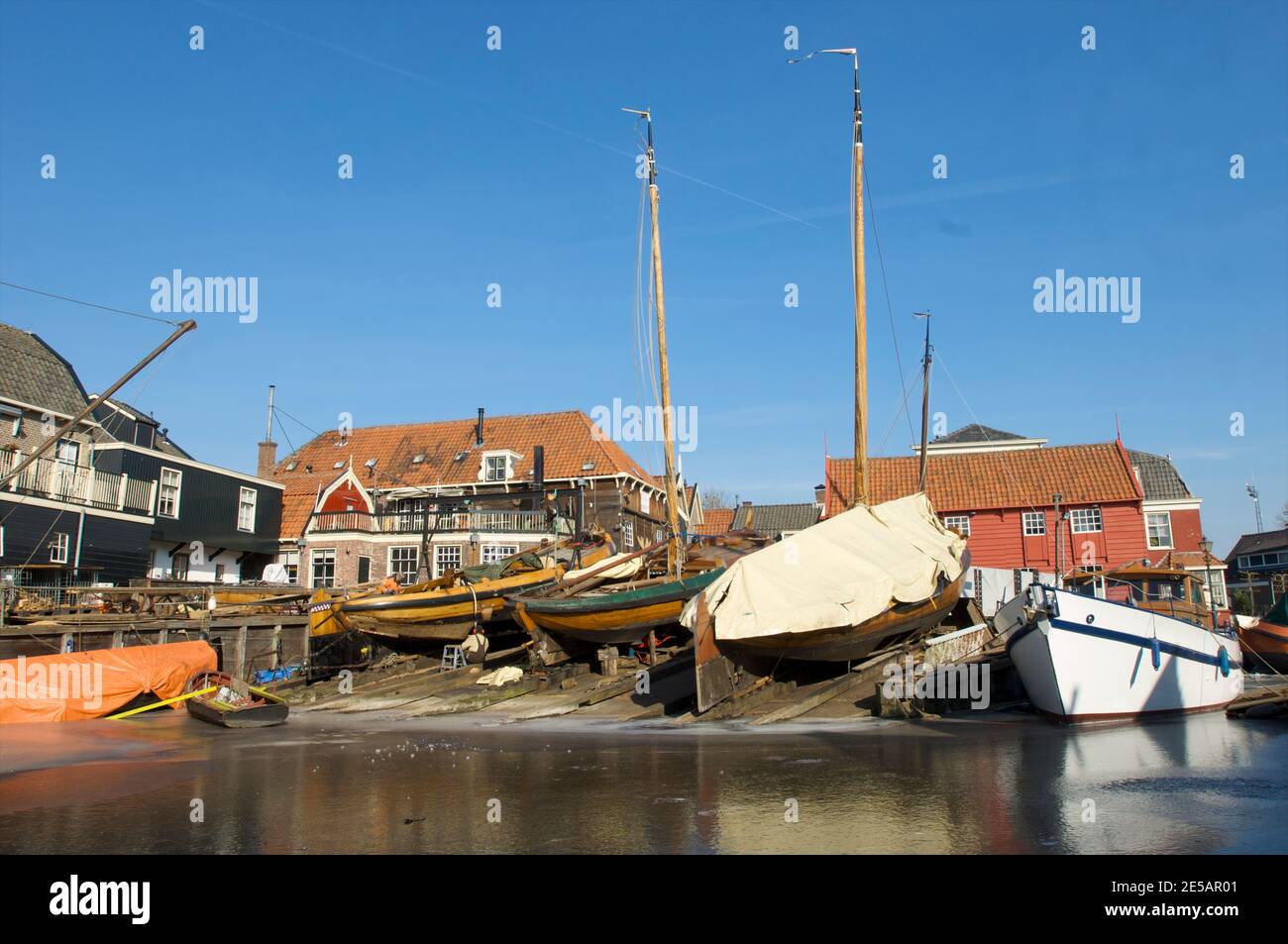 Il museo all'aperto con il porto del villaggio di Spakenburg con il cantiere durante l'inverno, i Paesi Bassi Foto Stock
