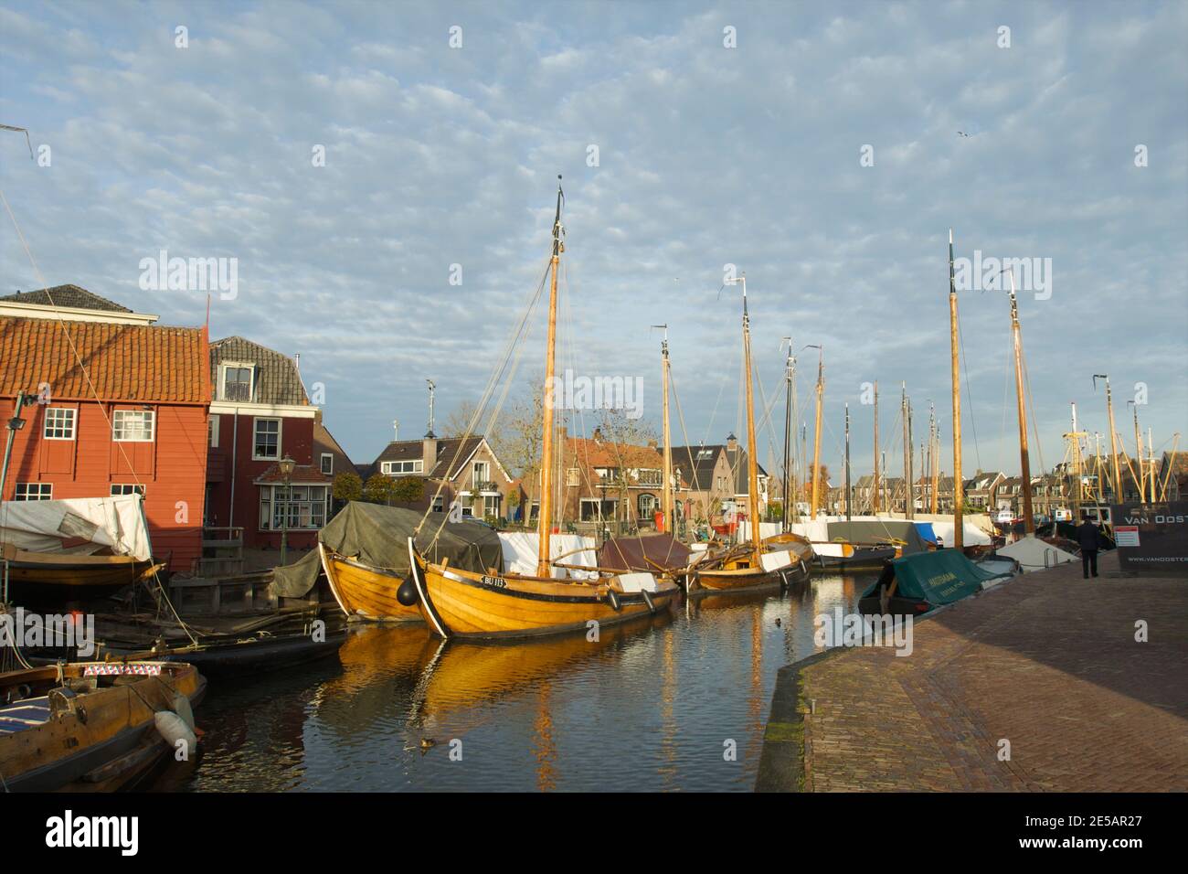 Ingresso al museo all'aperto con il porto del villaggio di Spakenburg con navi in legno e il cantiere navale olandese Foto Stock