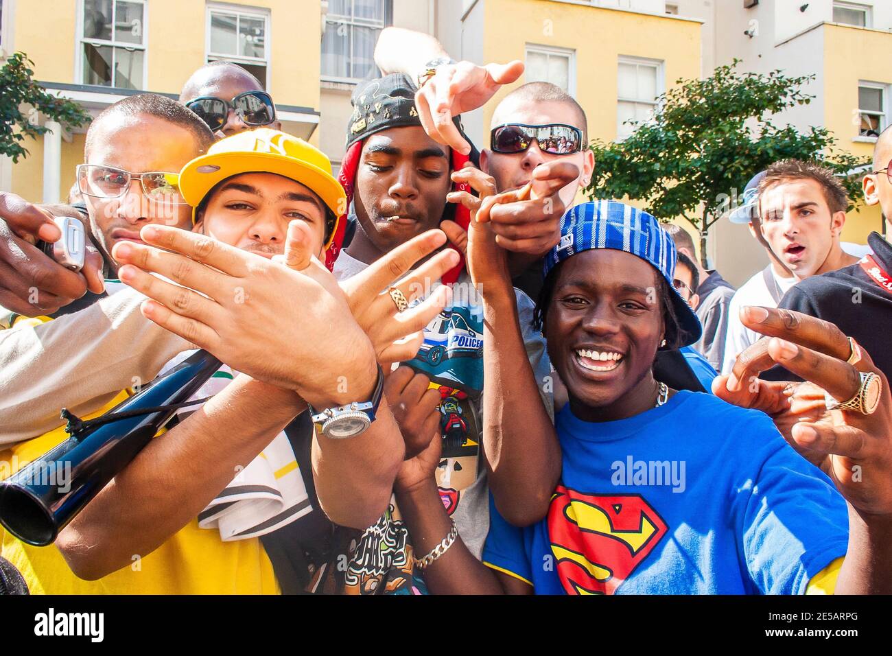 Gruppo di giovani che si sono benissimo a Notting Hill Carnival Foto Stock