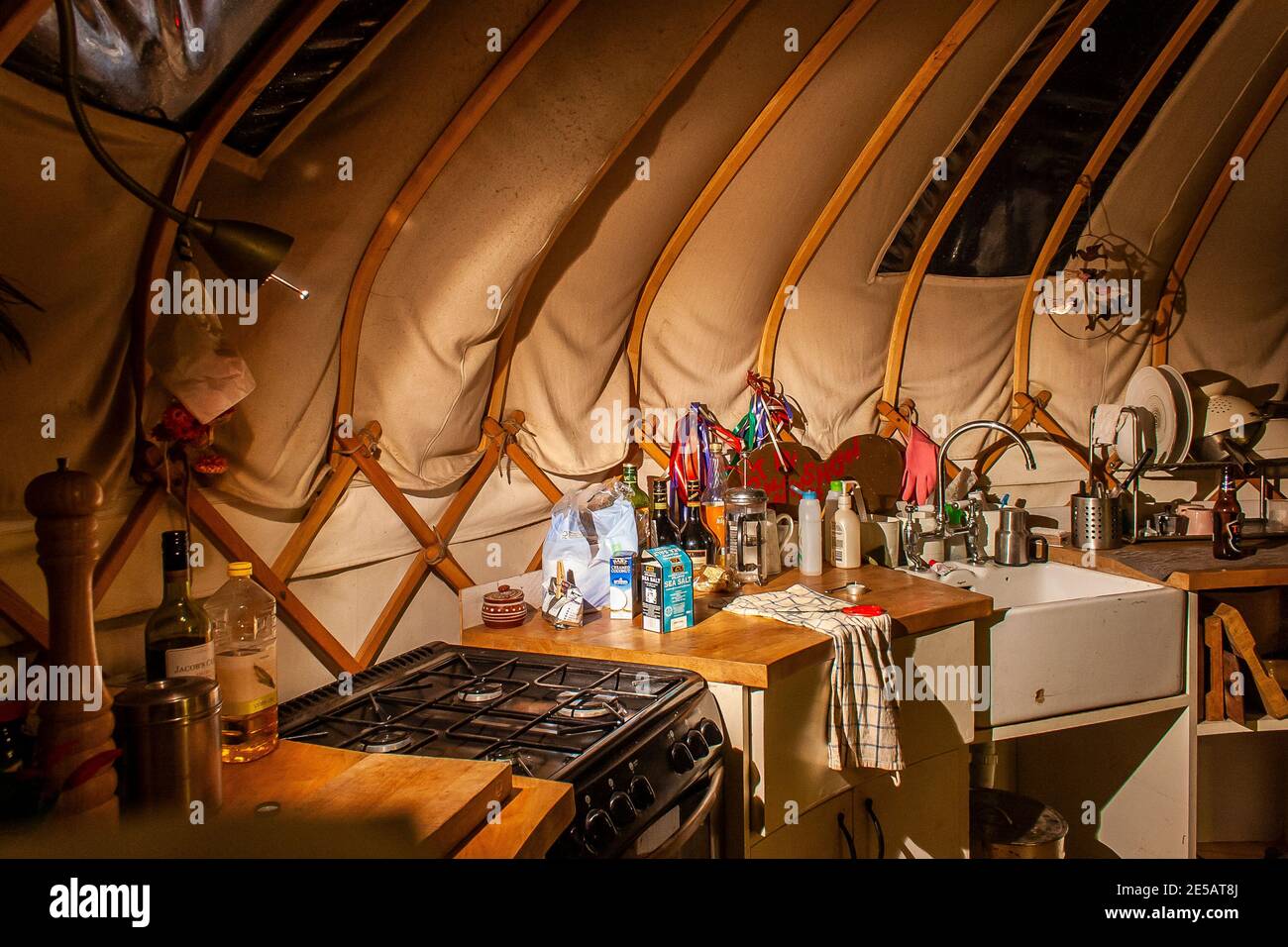 Cucina con fornello e lavandino in un yurt, Regno Unito Foto Stock