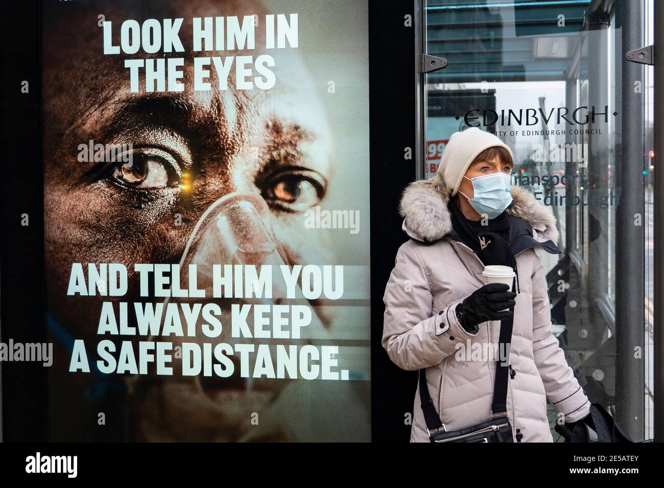 Edimburgo, Scozia, Regno Unito. 27 gennaio 2021. I membri del pubblico camminano oggi oltre il nuovo governo Covid-19 manifesti di avvertimento di salute su Princes Street a Edimburgo. Iain Masterton/Alamy Live News Foto Stock