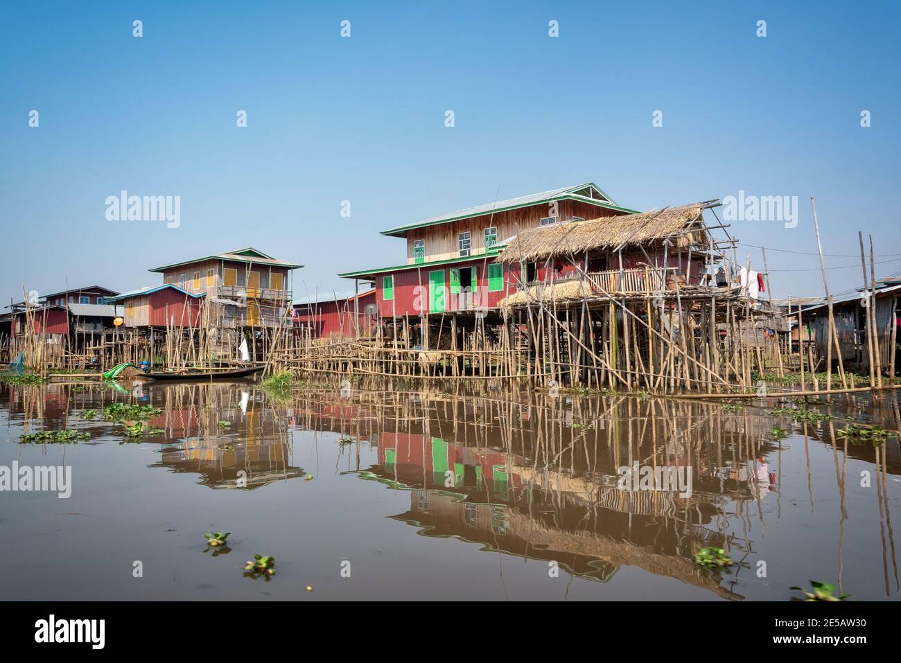 Villaggio galleggiante colorato con case-palafitte in Birmania, Myanmar Foto Stock