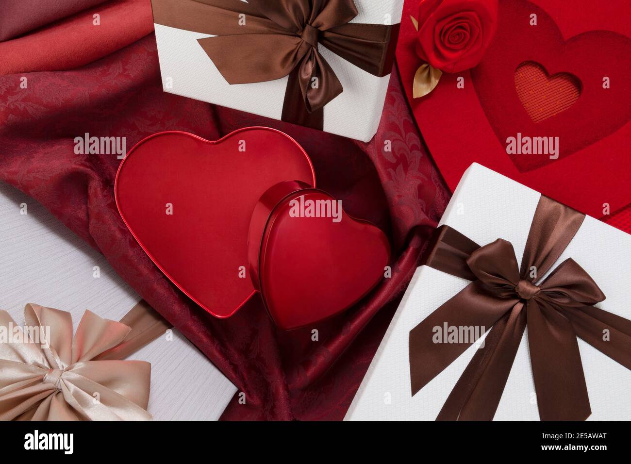 Sfondo del giorno di San Valentino, composizione di scatole regalo e scatole  a forma di cuore