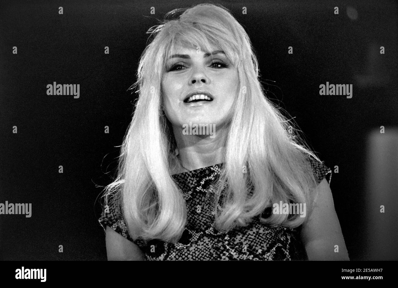 HILVERSUM, PAESI BASSI - 05 MAGGIO 1982: Deborah Harry conosciuto anche come Blondie durante gli studi dello spettacolo hitparade olandese Toppop. Foto Stock