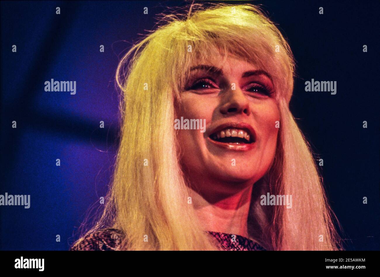 HILVERSUM, PAESI BASSI - 05 MAGGIO 1982: Deborah Harry conosciuto anche come Blondie durante gli studi dello spettacolo hitparade olandese Toppop. Foto Stock