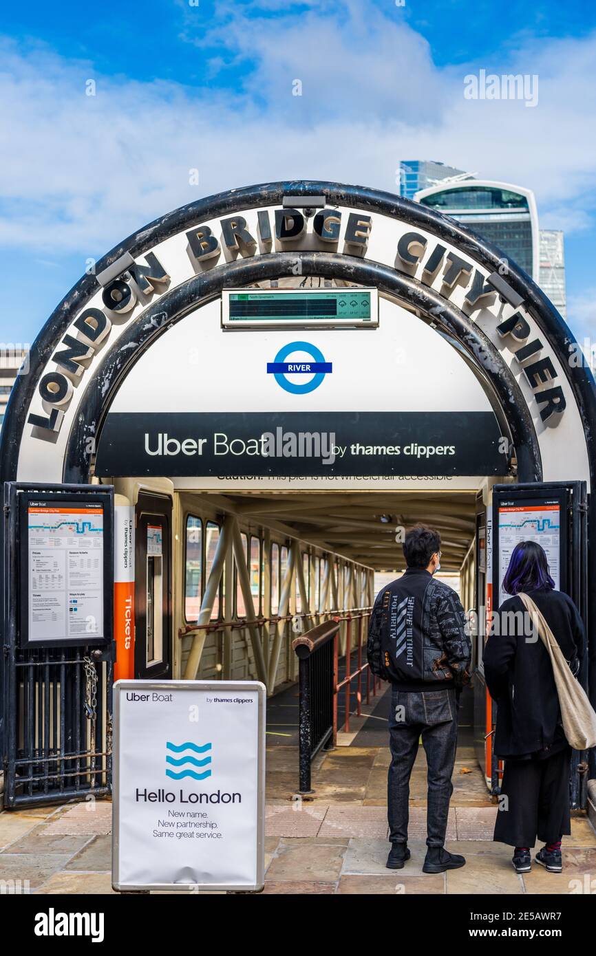 London Bridge City Pier sulla South Bank del Tamigi nel centro di Londra - Thames Clipper con UBER River Bus e servizi di Riverboat fermata. Foto Stock