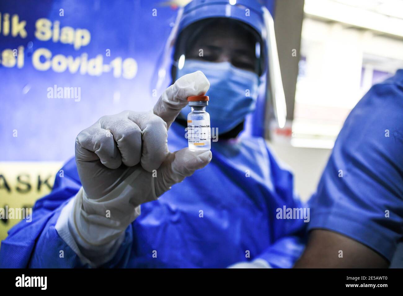 Medan, Indonesia. 19 gennaio 2021. Un operatore sanitario una tuta protettiva che indossa una fiala di vaccino Sinovac contro Covid19 (coronavirus) presso l'ospedale RS Adam Malik di Medan. Credit: SOPA Images Limited/Alamy Live News Foto Stock