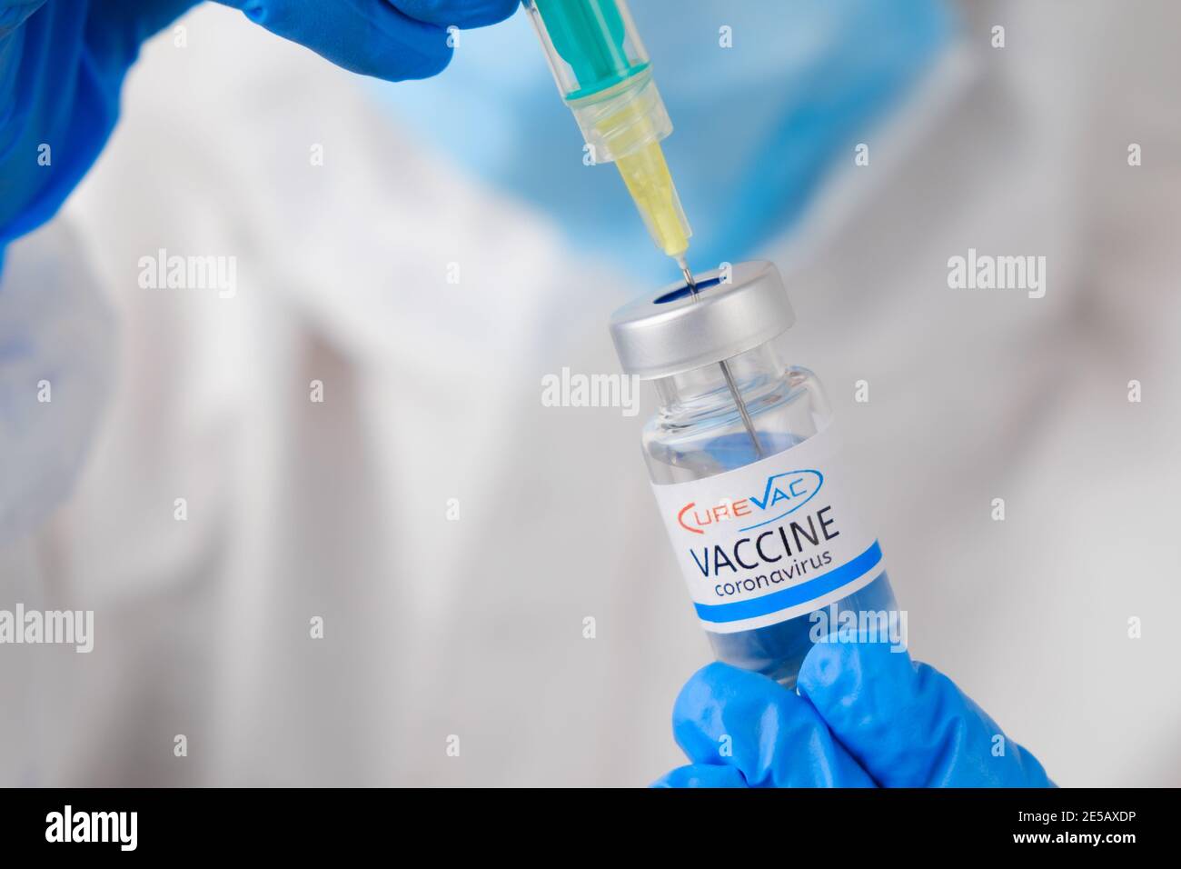 CureVac coronavirus vaccino e siringa nel flacone o flaconcino per iniezione nelle mani dei medici. Covid-19, SARS-Cov-2 Prevention, gennaio 2021, San Foto Stock