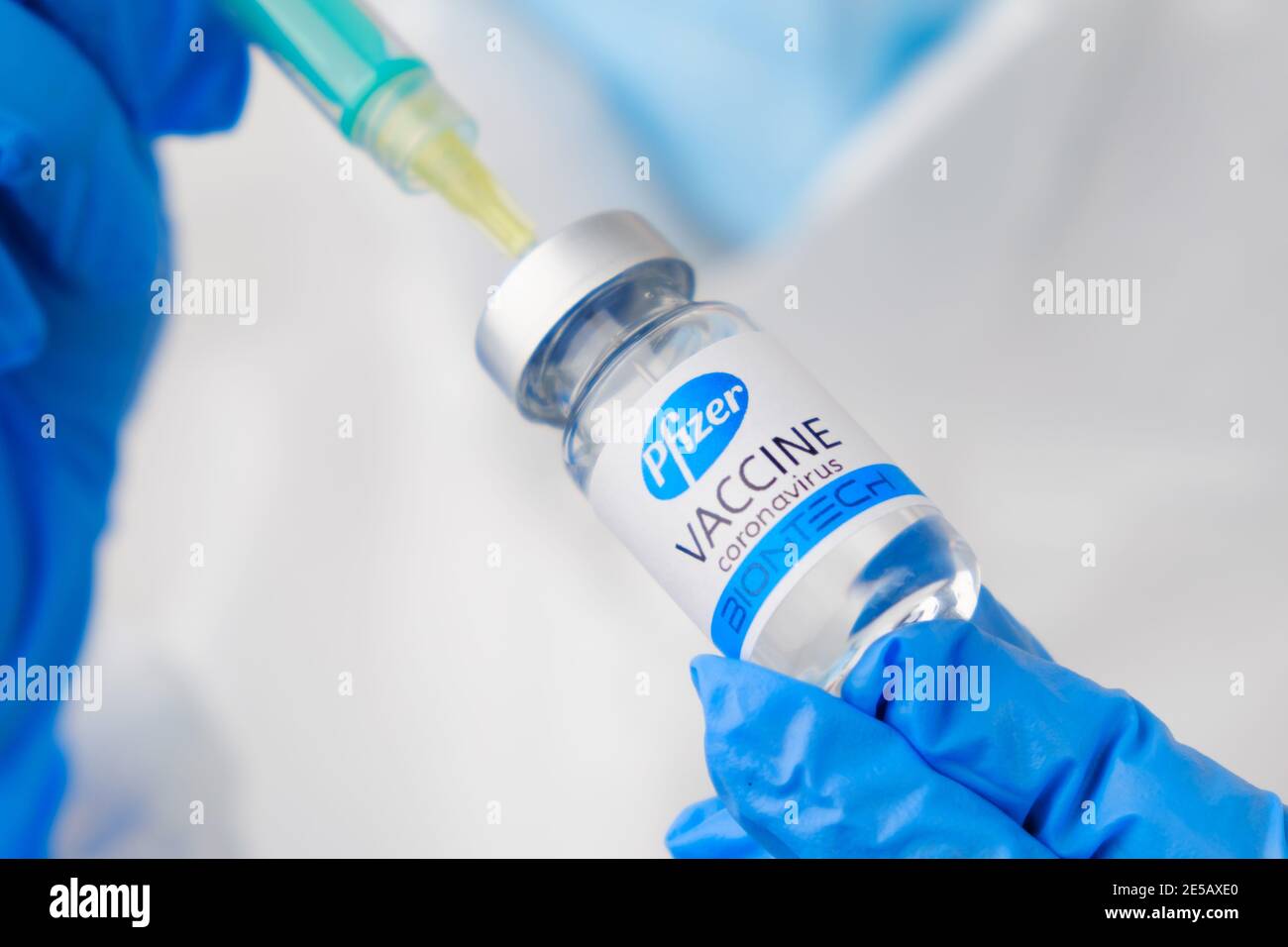 Pfizer coronavirus vaccino e siringa nel flacone o flaconcino per iniezione nelle mani dei medici. Covid-19, SARS-Cov-2 Prevention, gennaio 2021, San Foto Stock