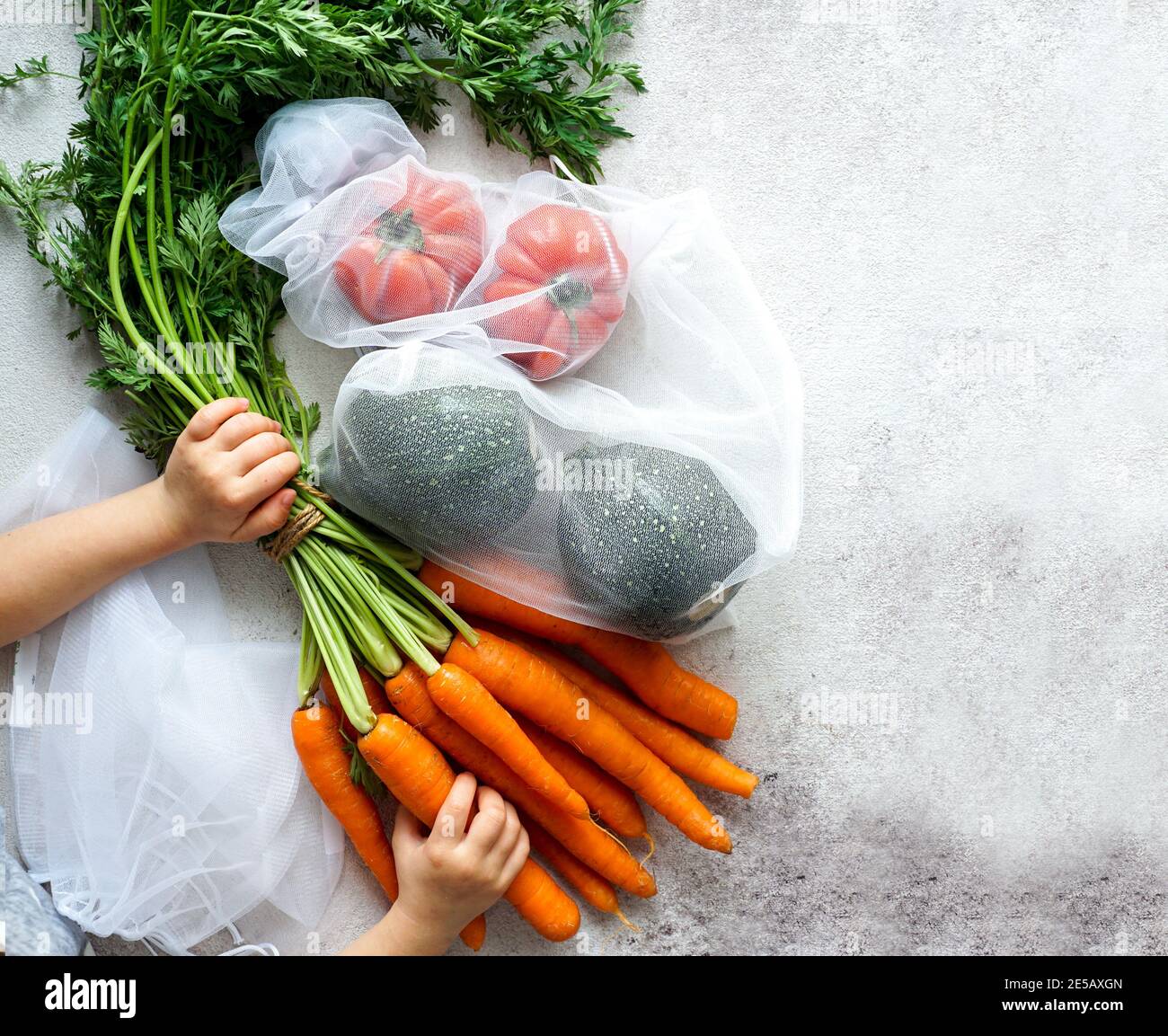 Custodia per alimenti zero Waste Eco Bag con carote, pomodori, vista dall'alto, sacchetti ecofriendly per verdure, imballaggio ecologico Foto Stock
