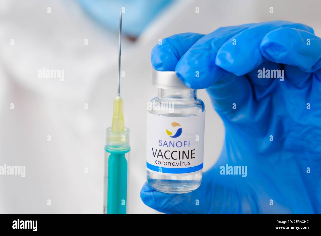 Vaccino Sanofi e siringa monouso per iniezione nelle mani dei medici. Prevention of Coronavirus, Sars-COV-2, Covid-19, gennaio 2021, San Francisco Foto Stock