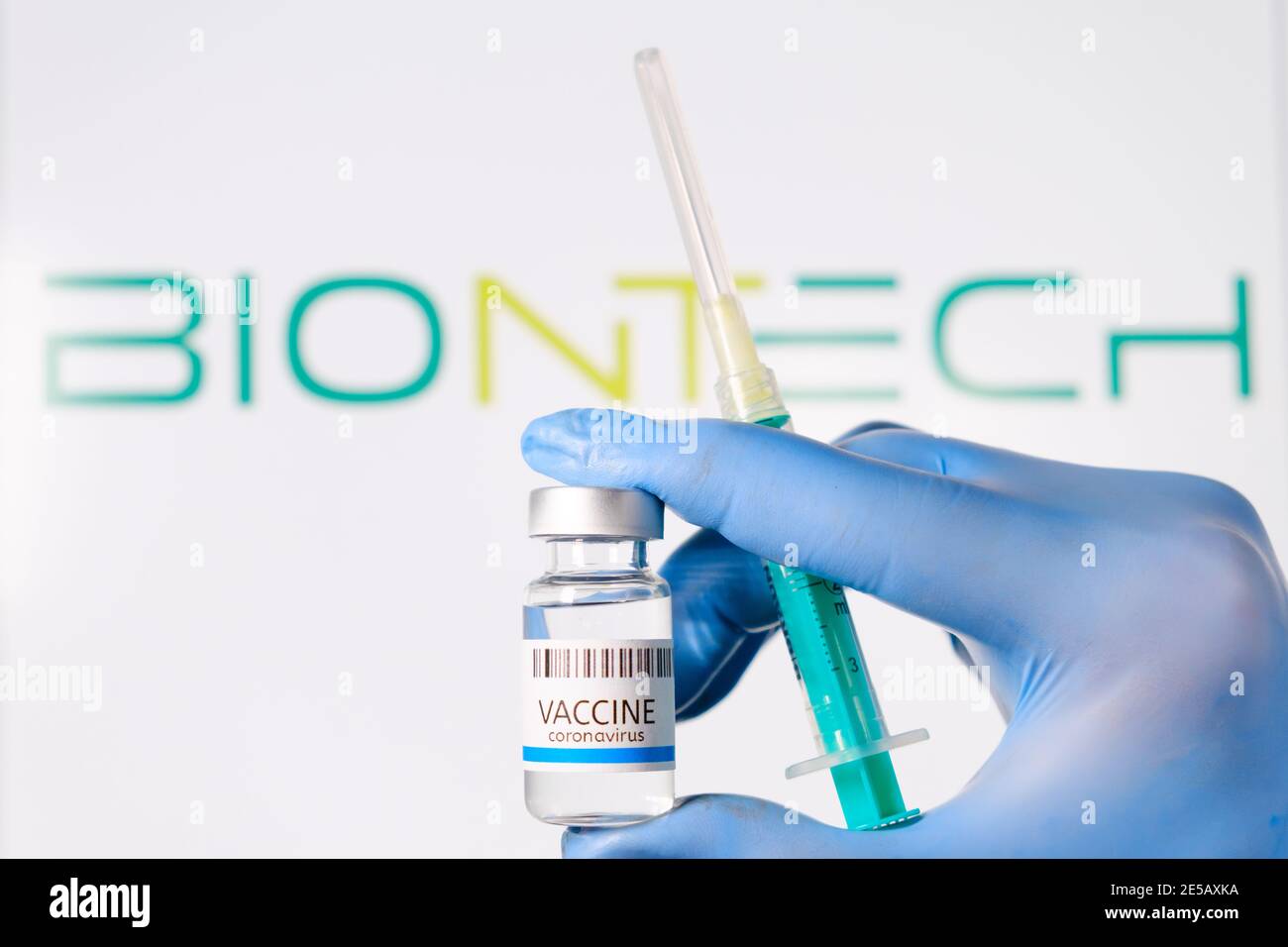 Ampule Biontech con vaccino per la prevenzione del coronavirus, SARS-Cov-2 e siringa in medici mano in guanti di gomma blu, gennaio 2021, San Francisco Foto Stock