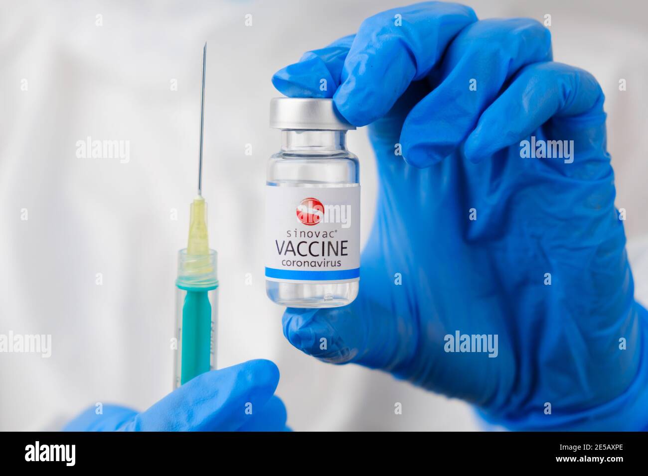 Vaccino Sinovac e siringa monouso per iniezione nelle mani dei medici. Prevention of Coronavirus, Sars-COV-2, Covid-19, gennaio 2021, San Francisco Foto Stock