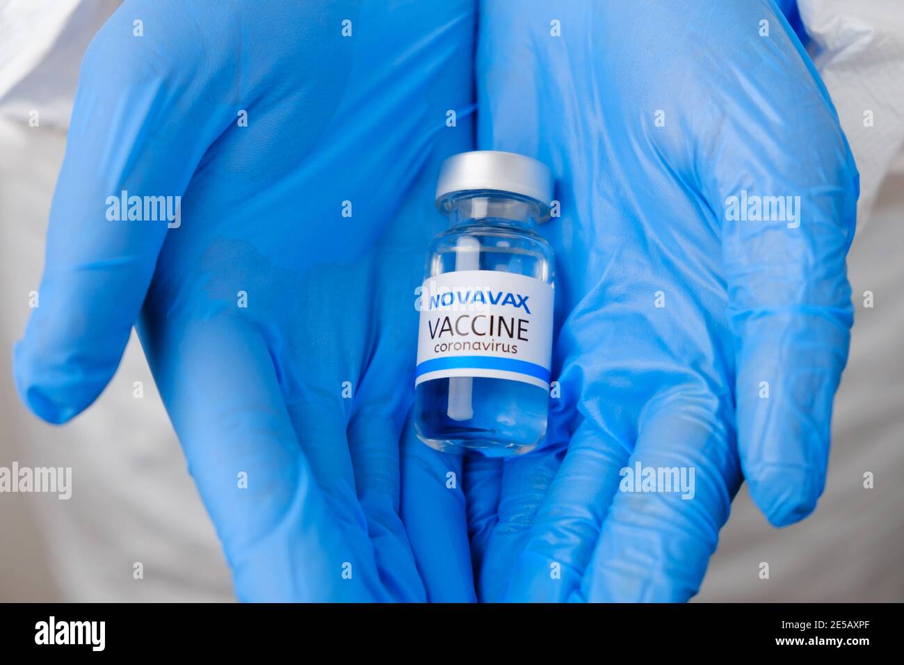 Novavax vaccino per la prevenzione del coronavirus, Covid-19, Sars-Cov-2 in medici mani in guanti di gomma blu, gennaio 2021, San Francisco, USA. Foto Stock