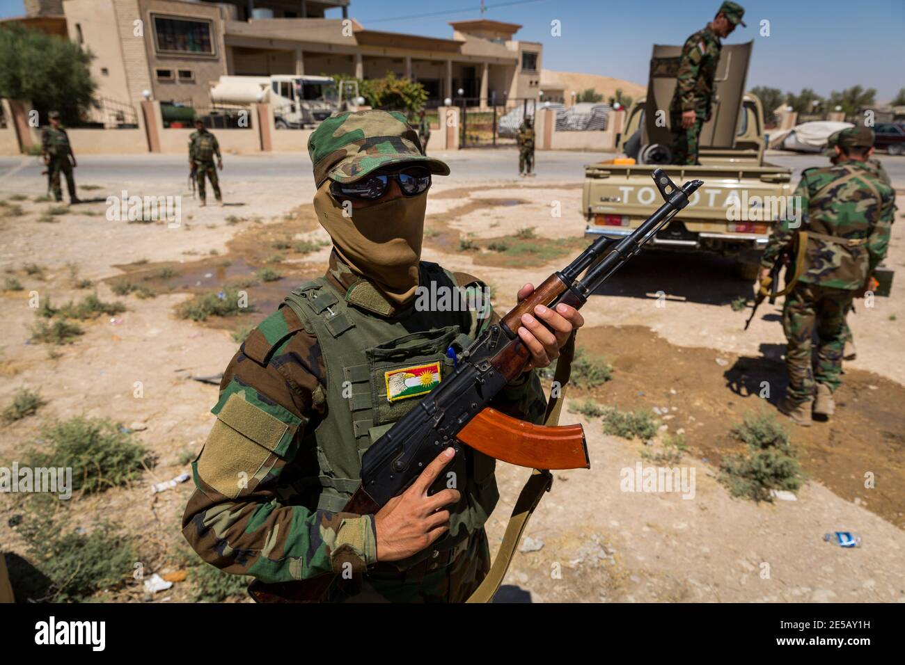 Yezidi combattenti in prima linea per È vicino al tempio Yezidi Cemahia Sherfadin sulle montagne Singar nel nord dell'Iraq, dove le truppe dello Stato islamico sono state cacciate dalla regione da combattenti curdi e gesuiti. Foto Stock