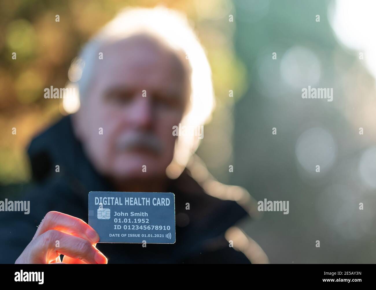 Anziano che mostra una scheda sanitaria digitale. Foto Stock