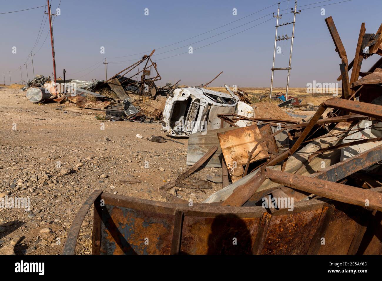 Tracce di combattimenti dopo gli attacchi aerei delle forze aeree statunitensi nei villaggi intorno alle montagne Singar nel nord dell'Iraq, dove le truppe dello Stato islamico sono state cacciate dalla regione da combattenti curdi e gesuiti. Foto Stock