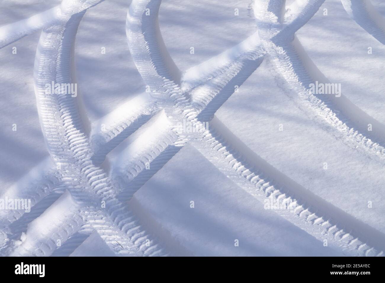 Cingoli pneumatici per auto o impronta automatica su strade innevate verricate sfondo Foto Stock