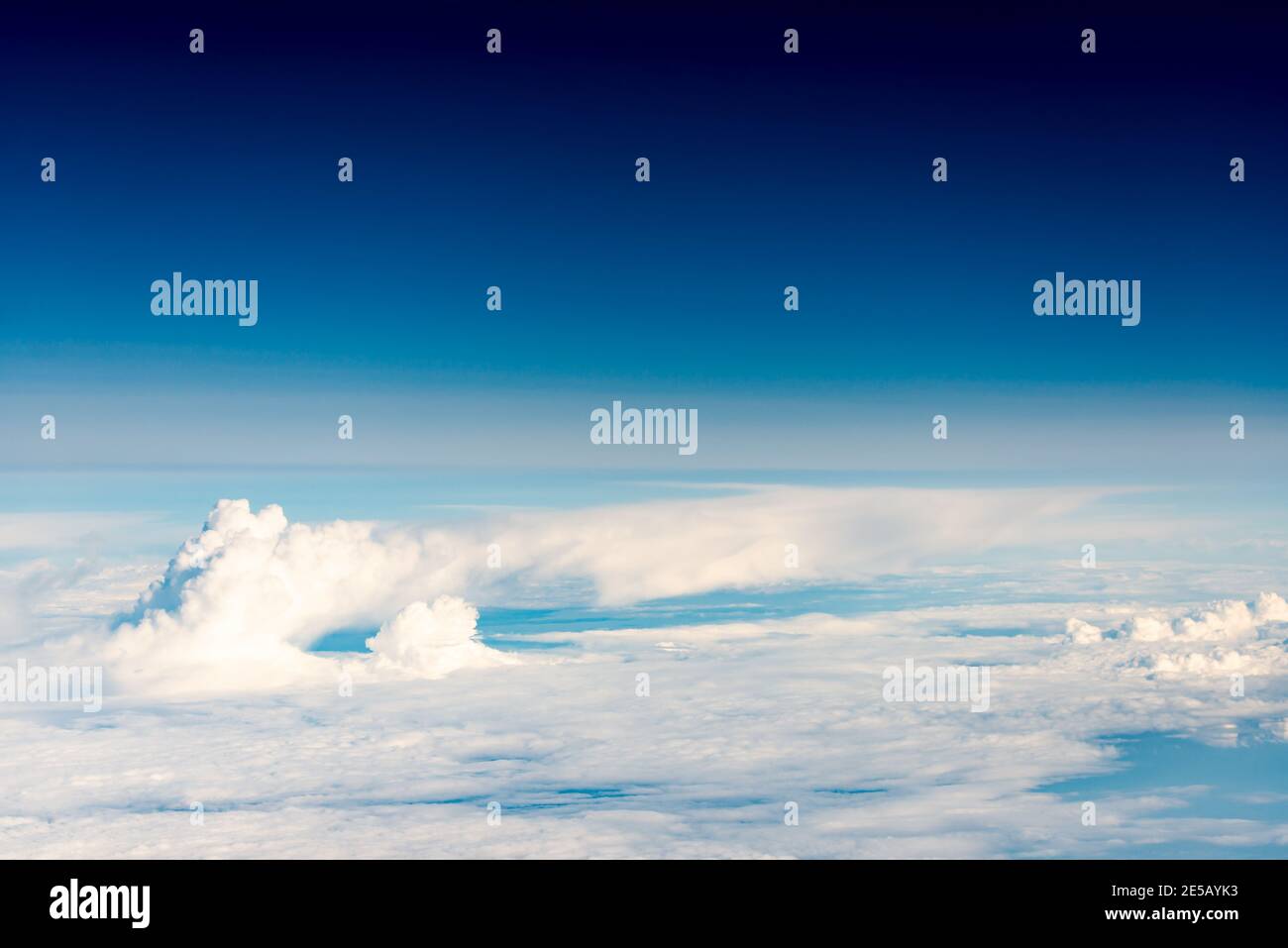 Nuvole dalla finestra piano. Il mondo delle illusioni aeree ad un'altitudine di 10 km Foto Stock