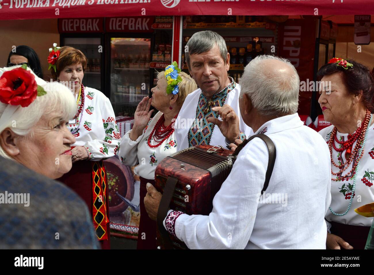 Velyki Sorochyntsy, Poltava regione, Ucraina - Agosto, 2016: Le persone vestite in tradizionale tessuto ucraino (vyshyvanka) sul mercato etnico equo Foto Stock