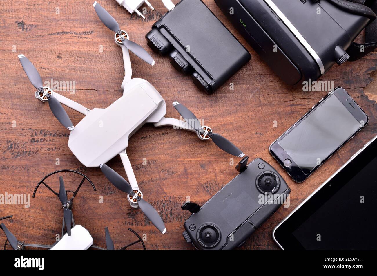 Concetto di drone Hobby Racing. Apparecchiatura drone, telecomando, ricevitore video, caricabatterie, mobile e quadricottero. Primo piano Vista superiore Copia spazio per il testo. Foto Stock