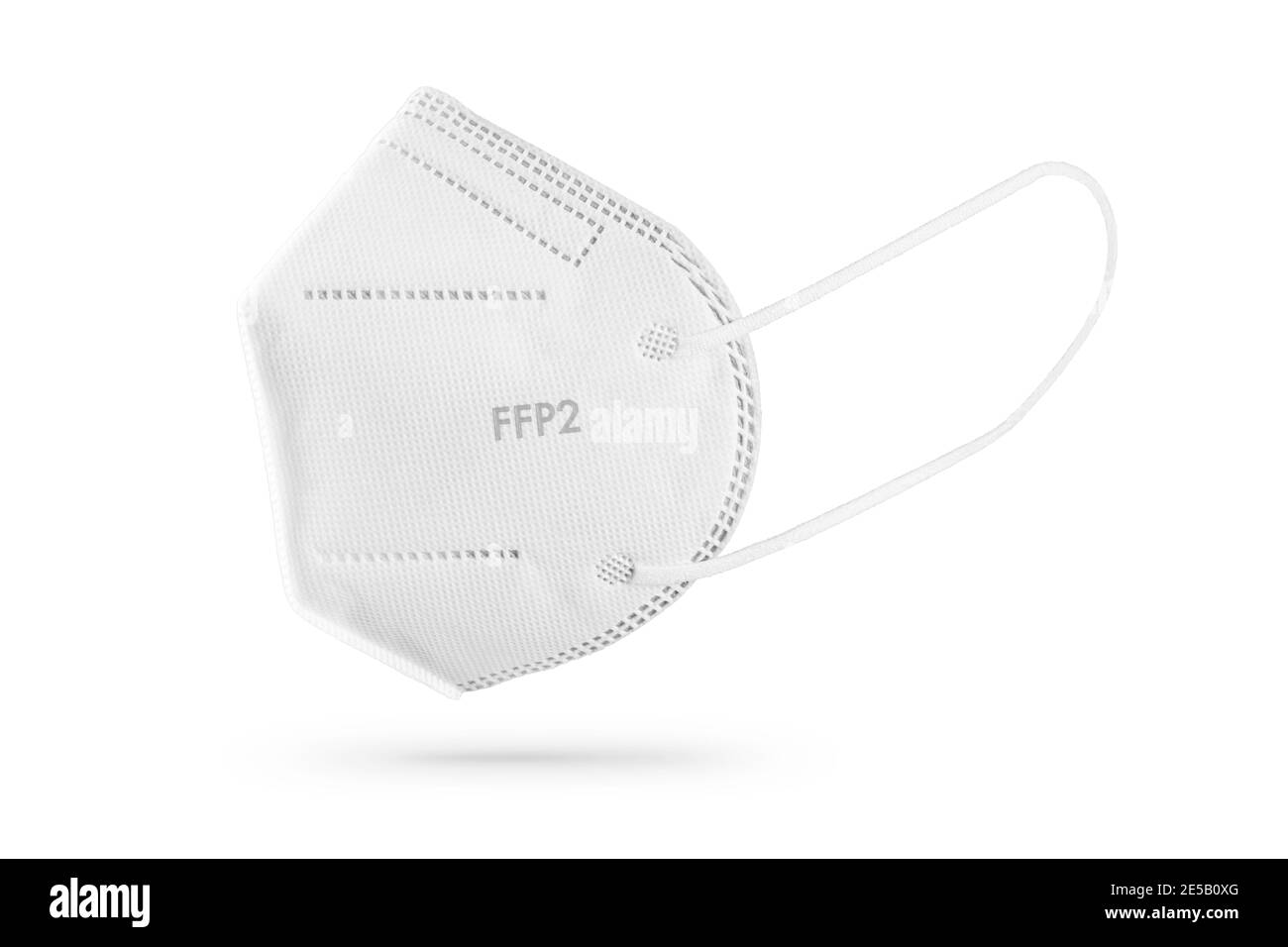 Maschera facciale FFP2 isolata su sfondo bianco. Dispositivi di protezione individuale contro il coronavirus Covid-19 Foto Stock