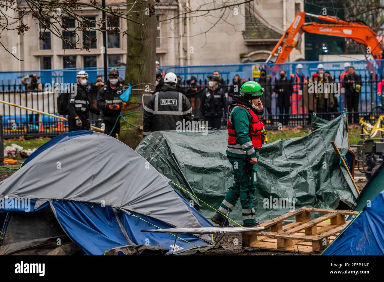 Londra, Regno Unito. 27 gennaio 2021. Il campo di ribellione anti HS2 è sgomberato dai Bailiffs alla stazione di Euston. Credit: Guy Bell/Alamy Live News Foto Stock