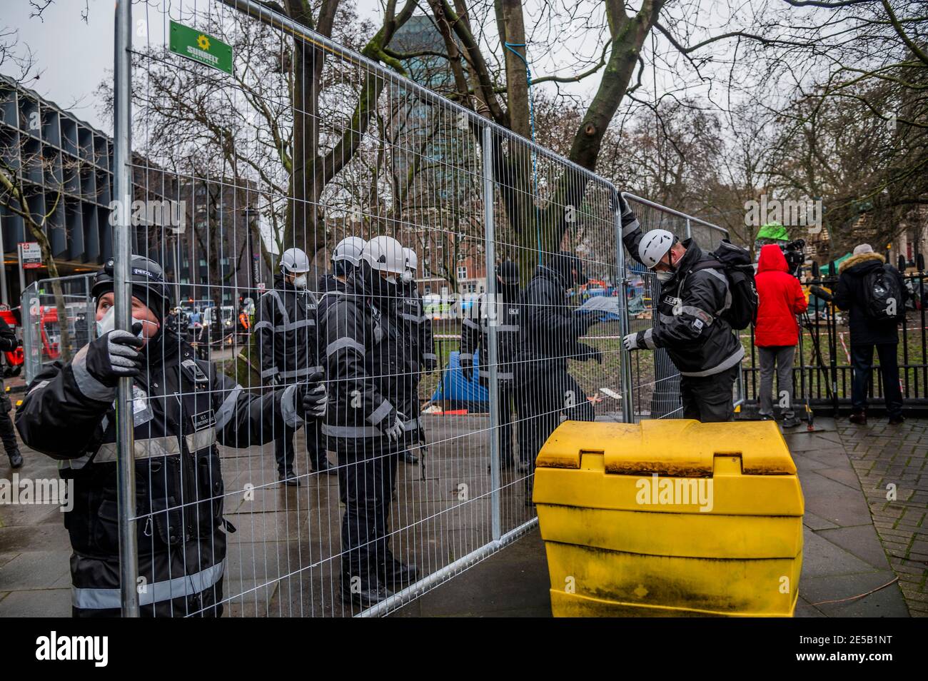 Londra, Regno Unito. 27 gennaio 2021. Le recinzioni sono costruite - il campo di ribellione per l'estinzione anti HS2 è sgomberato dai Bailiffs alla stazione di Euston. Credit: Guy Bell/Alamy Live News Foto Stock