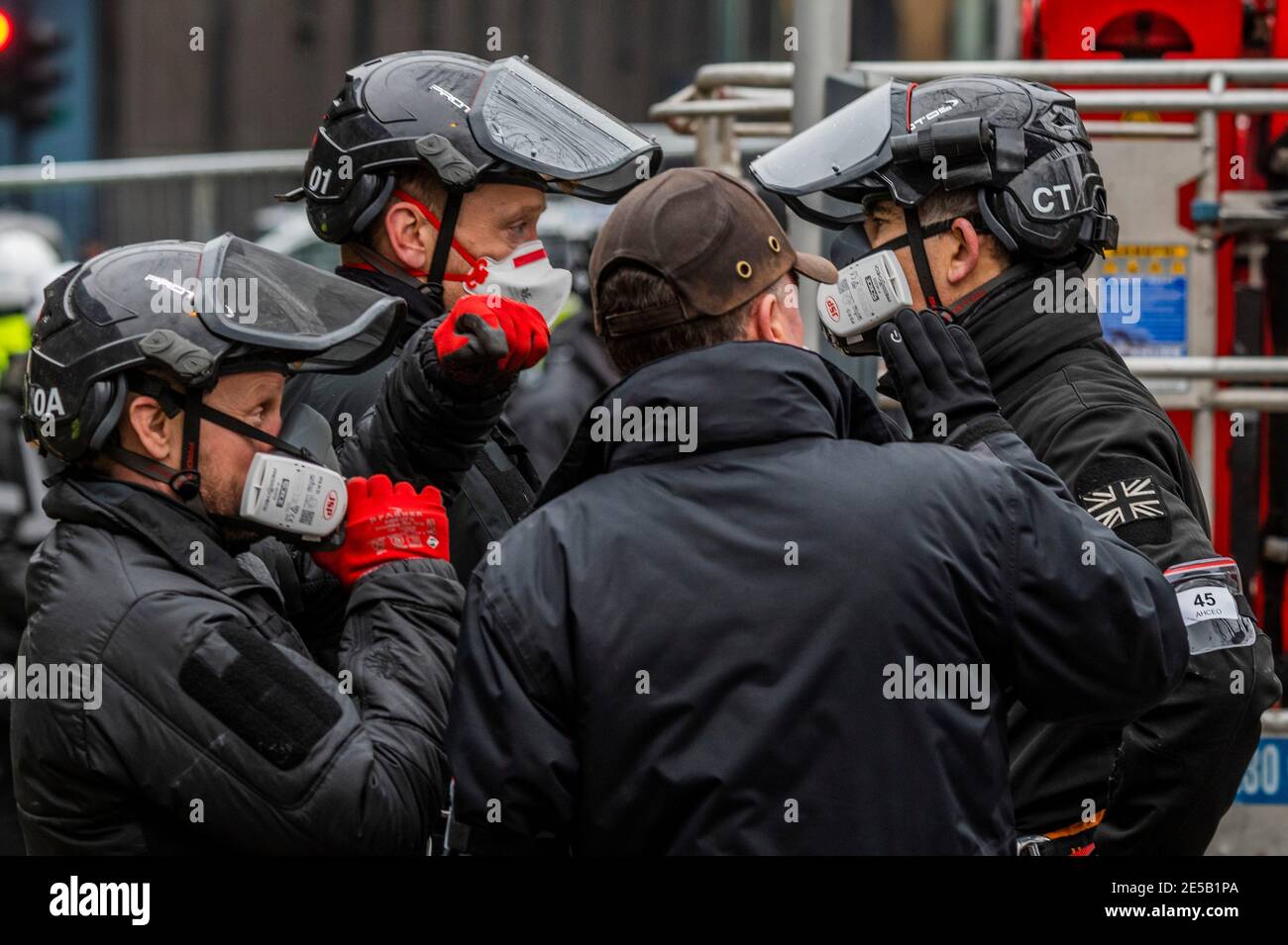 Londra, Regno Unito. 27 gennaio 2021. Discutere di tattiche - il campo di ribellione per l'estinzione anti HS2 è sgomberato da Bailiffs alla stazione di Euston. Credit: Guy Bell/Alamy Live News Foto Stock