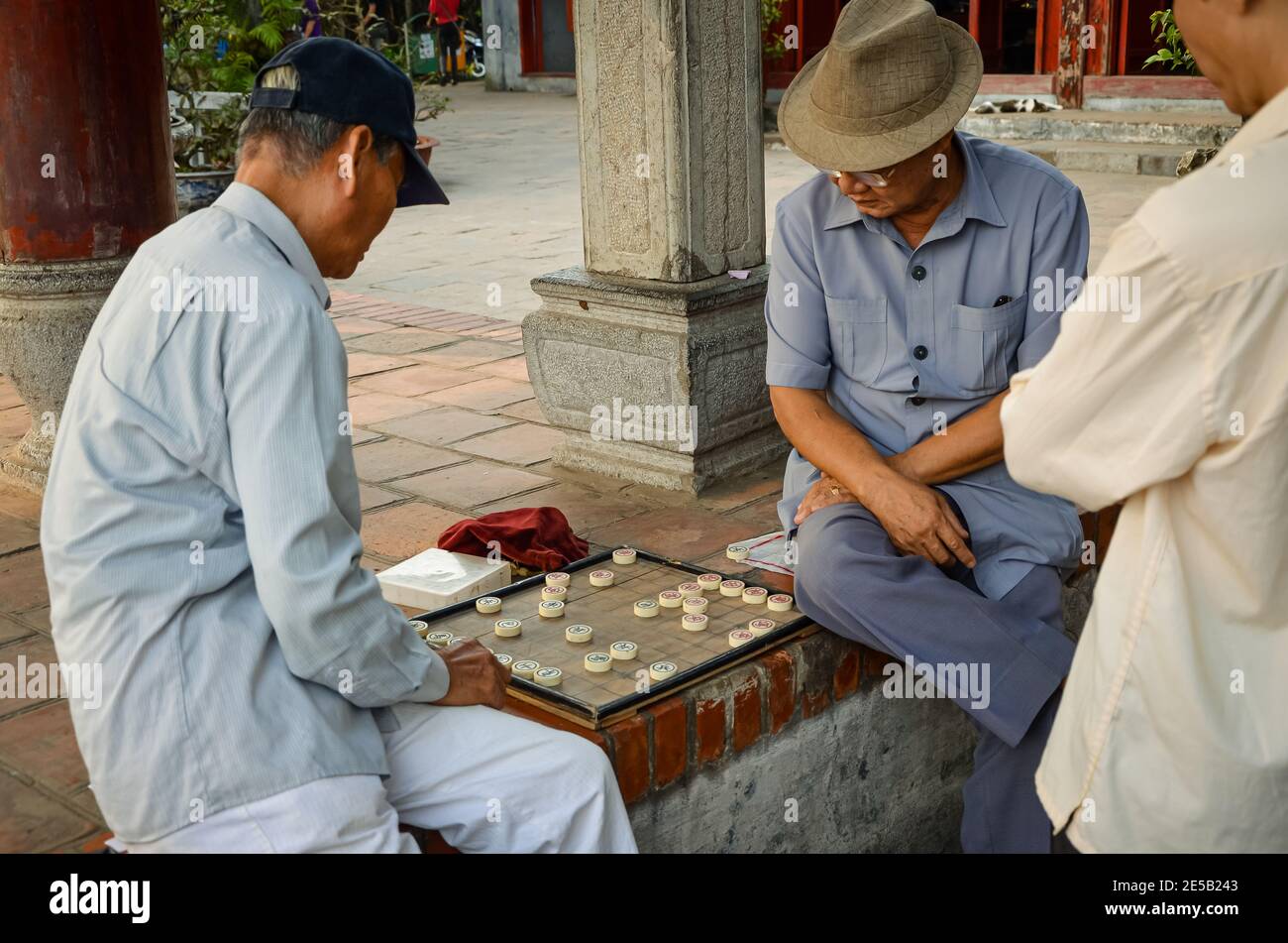 Uomini che giocano gioco da tavolo nel tempio di Ngoc Son, Hanoi, Vietnam Foto Stock