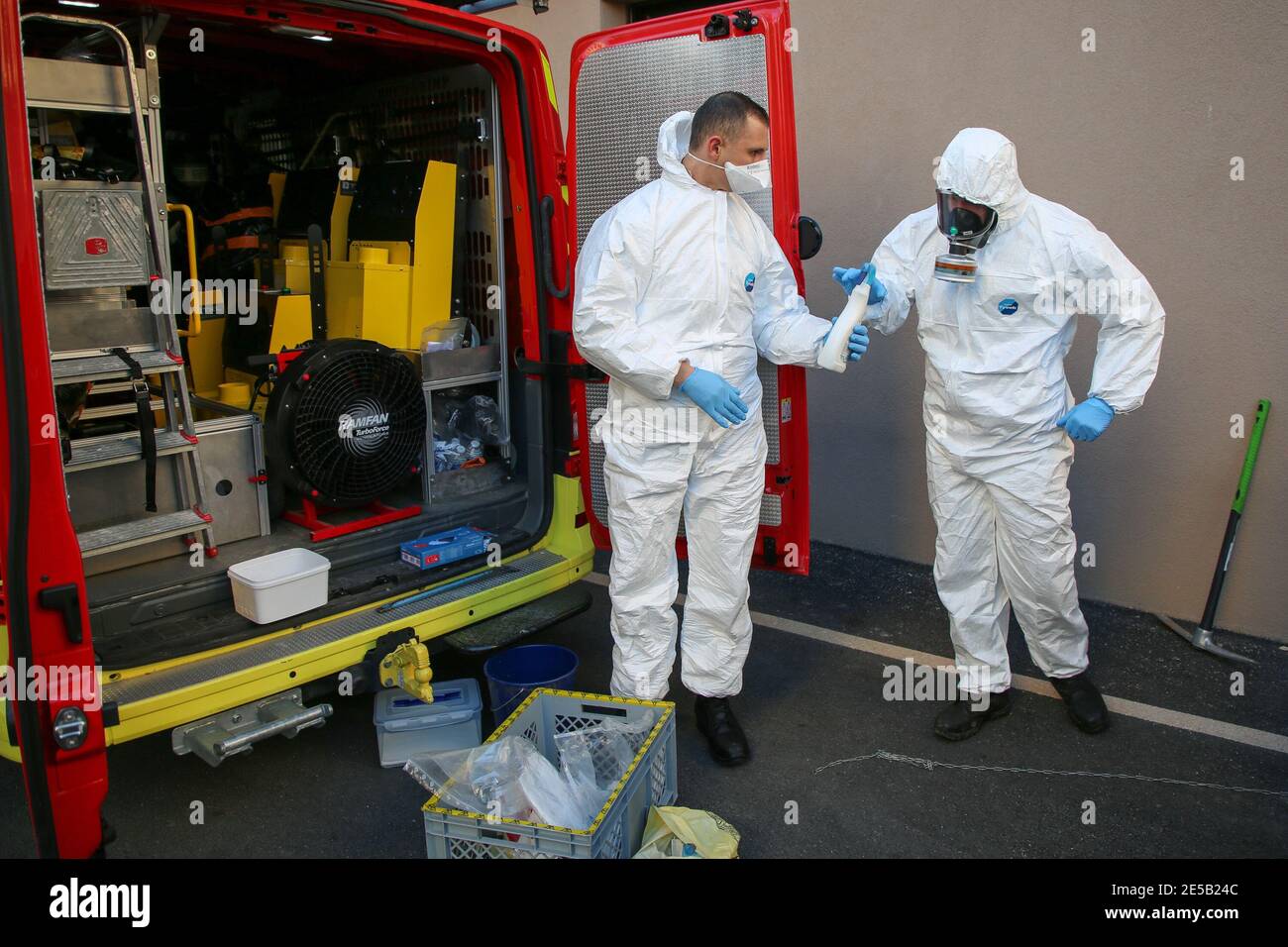 Marsiglia, Francia. 26 gennaio 2021. Gli operatori sanitari che indossano tute di protezione individuale (PPE) si preparano a prelevare campioni di acque reflue dall'uscita fognaria di una casa di riposo a Marsiglia. L'unità COMETE (Covid Marseille Environmental Testing Expertise) raccoglie campioni di acque reflue in vari punti della città per determinare i quartieri, le scuole o alcuni edifici contaminati da Covid-19 attraverso il test di questi campioni. Credit: SOPA Images Limited/Alamy Live News Foto Stock