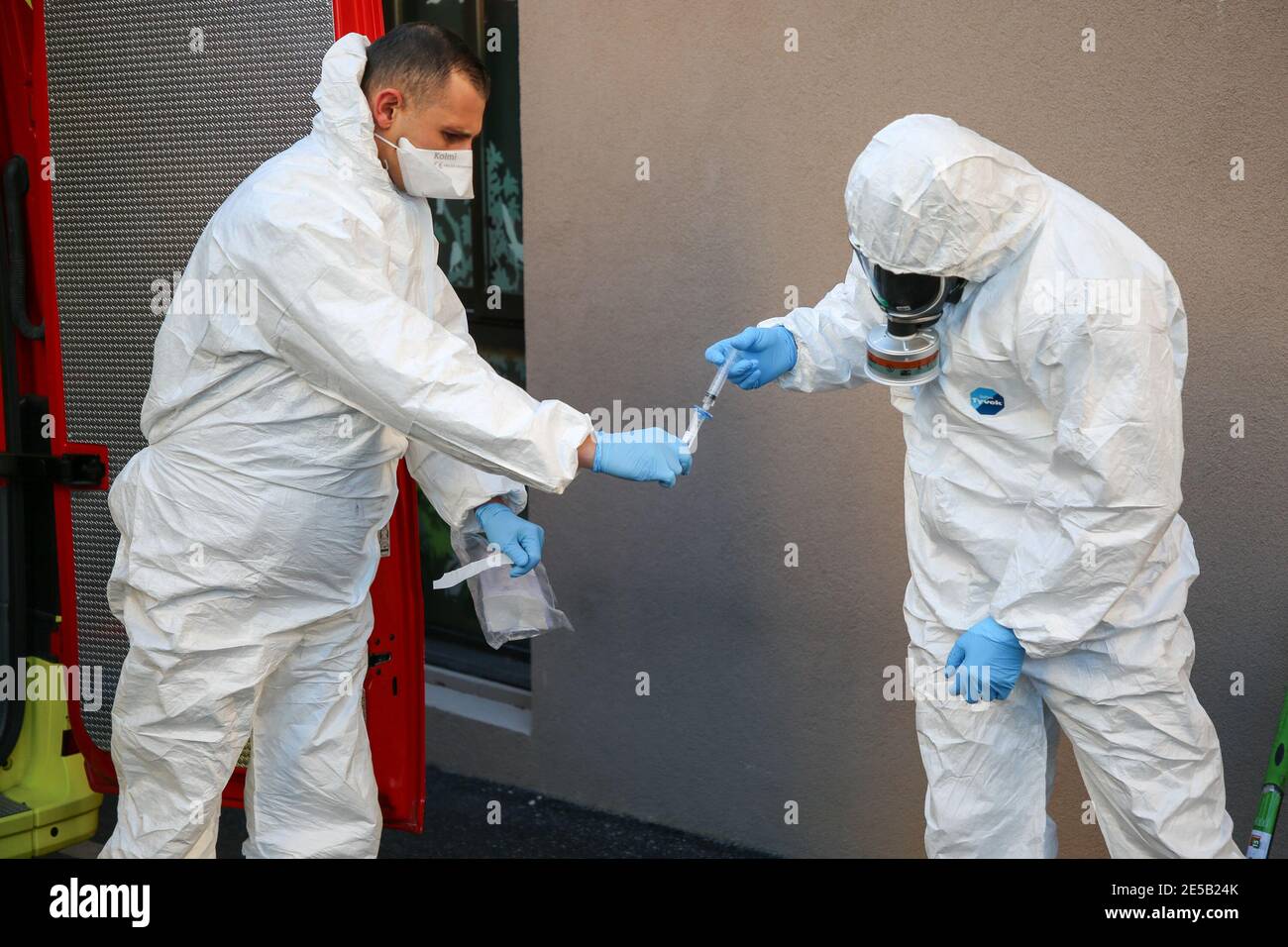 Marsiglia, Francia. 26 gennaio 2021. Gli operatori sanitari che indossano tute di protezione individuale (DPI) prelevano un campione durante il test delle acque reflue. L'unità COMETE (Covid Marseille Environmental Testing Expertise) raccoglie campioni di acque reflue in vari punti della città per determinare i quartieri, le scuole o alcuni edifici contaminati da Covid-19 attraverso il test di questi campioni. Credit: SOPA Images Limited/Alamy Live News Foto Stock