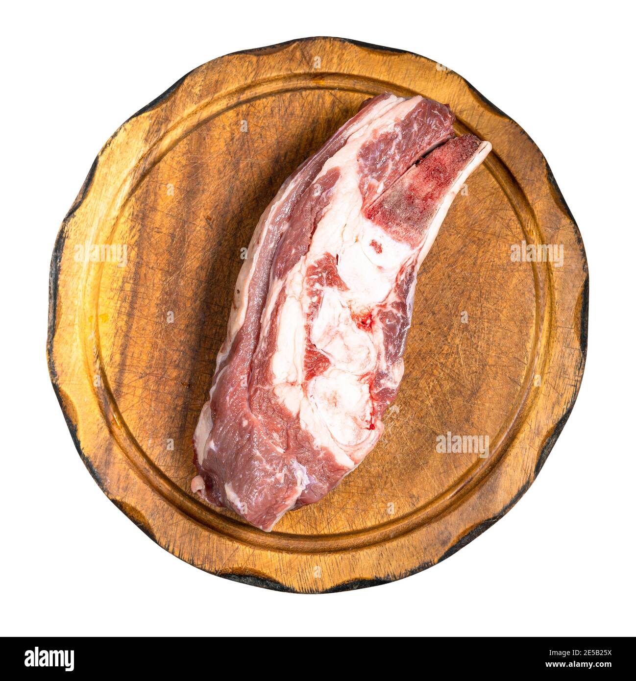 vista dall'alto di un pezzo grezzo di bocchetto di manzo su legno pannello di taglio isolato su sfondo bianco Foto Stock