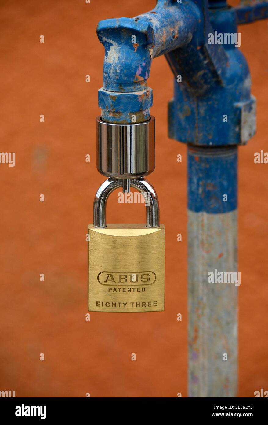 Un lucchetto di marca Abus su un rubinetto d'acqua a Santa Fe, New Mexico.  La Abus Lock Company ha sede a Wetter, Germania Foto stock - Alamy