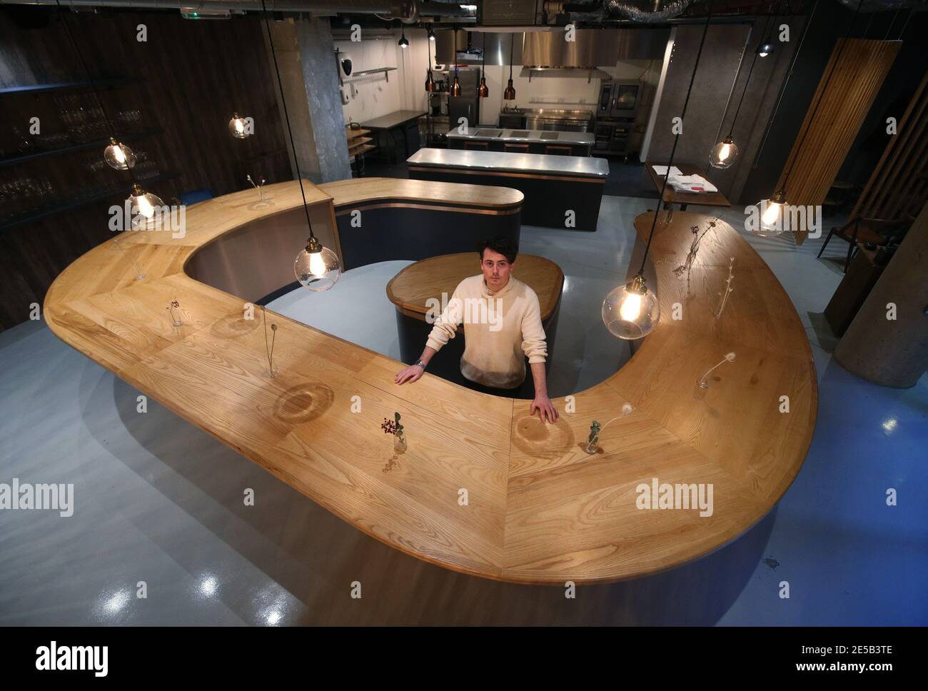 Lo chef Andy Beynon al suo ristorante dietro a Hackney, a est di Londra, che attualmente gestisce un servizio da asporto solo durante il terzo blocco nazionale inglese per frenare la diffusione del coronavirus. Data immagine: Mercoledì 27 gennaio 2021. Il suo ristorante è stato insignito di una stella Michelin nella cerimonia del ristorante guideÕs 2021, nonostante abbia scambiato solo per 20 giorni - dall'apertura il 23 ottobre 2020 - prima di dover chiudere a causa del blocco. Foto Stock