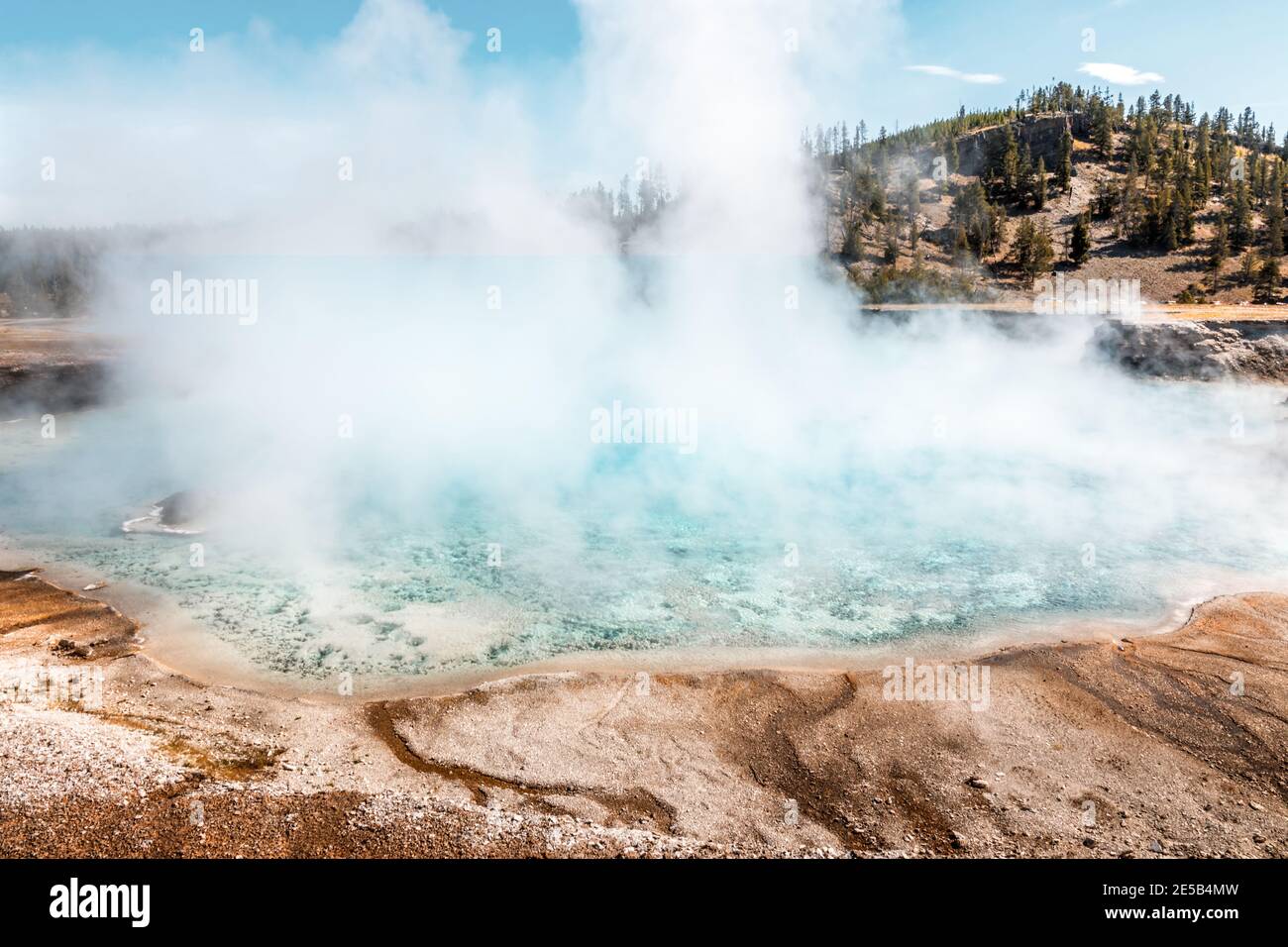 Vapore che sale dalla piscina Turchese, Parco Nazionale di Yellowstone Foto Stock