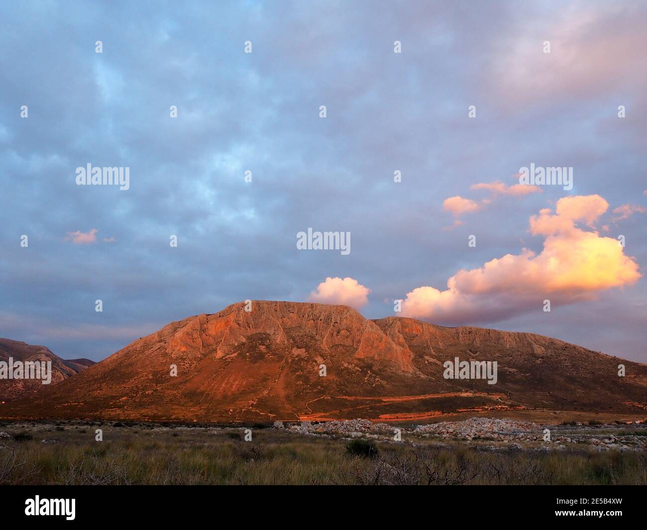 Una montagna a mani, in Grecia, dipinta con colori dal crepuscolo Foto Stock