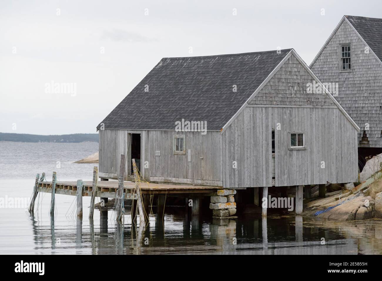 Un capanno da pesca grigio a Peggy's Cove Nova Scotia in una giornata di autunno grigia. Foto Stock