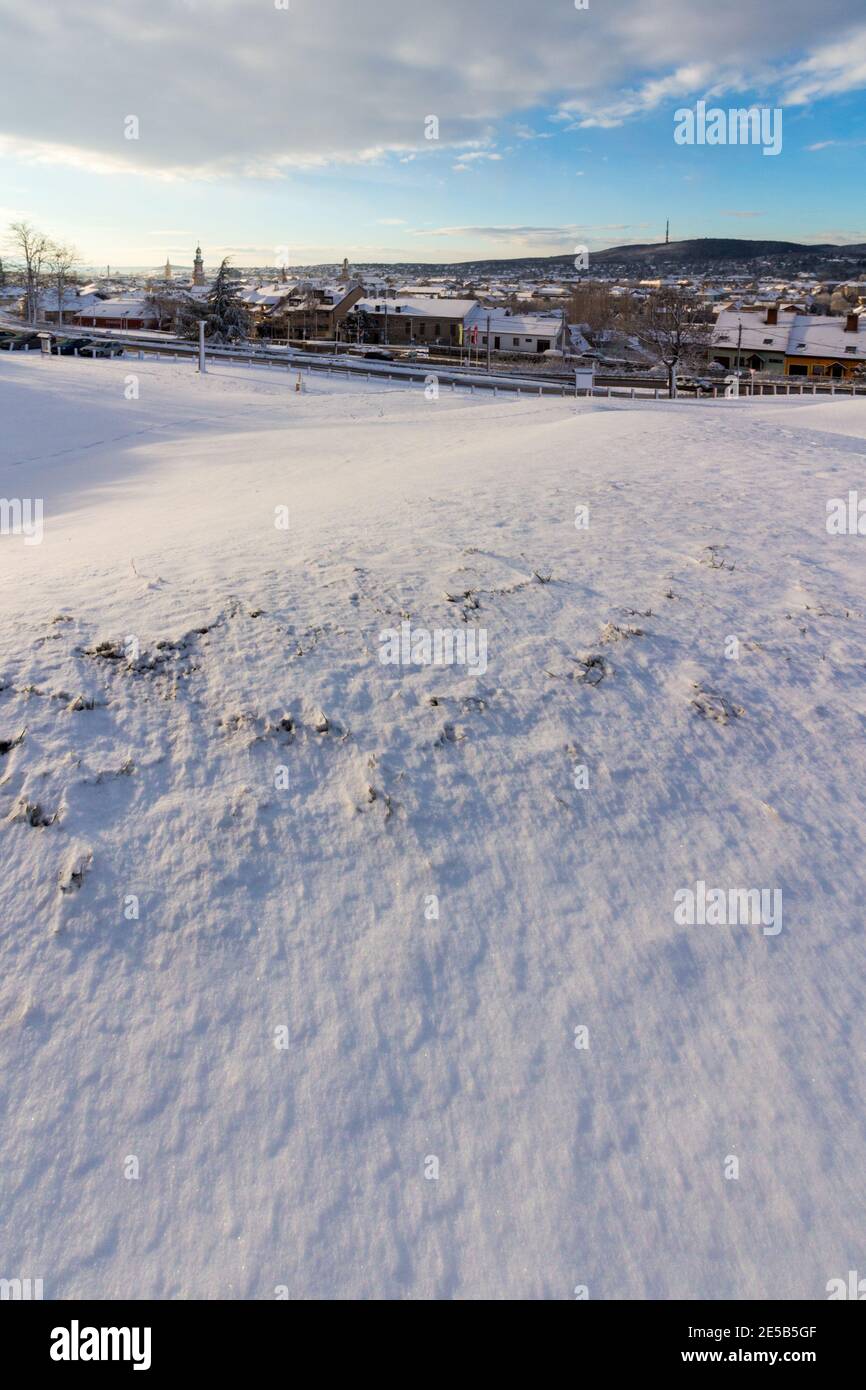 Vista della città di Sopron in inverno dall'antico anfiteatro sulla cupola di Becsi, Sopron, Ungheria Foto Stock