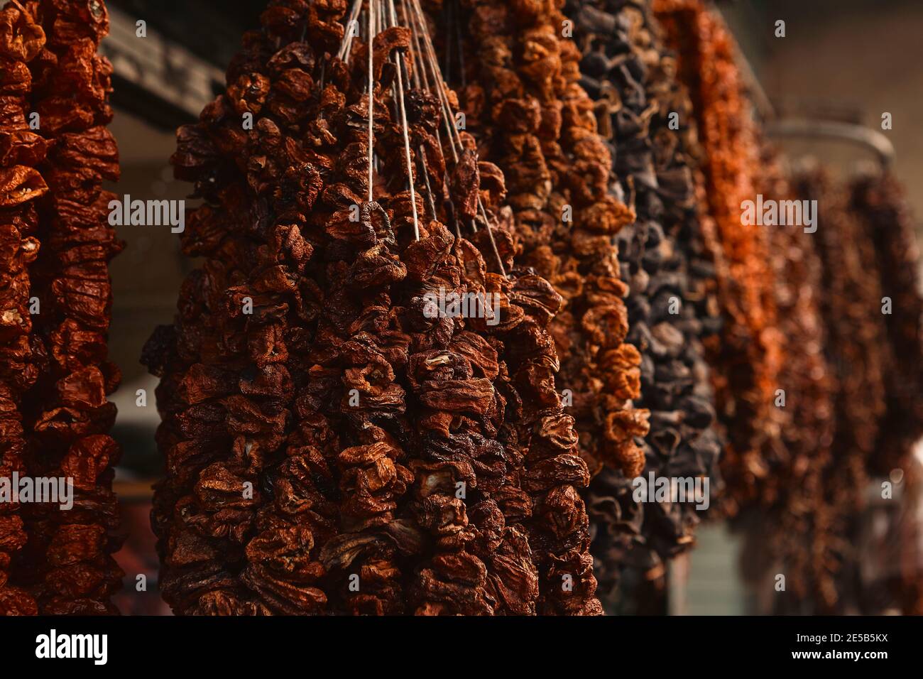 Appendere le spezie secche al mercato di Atene Foto Stock