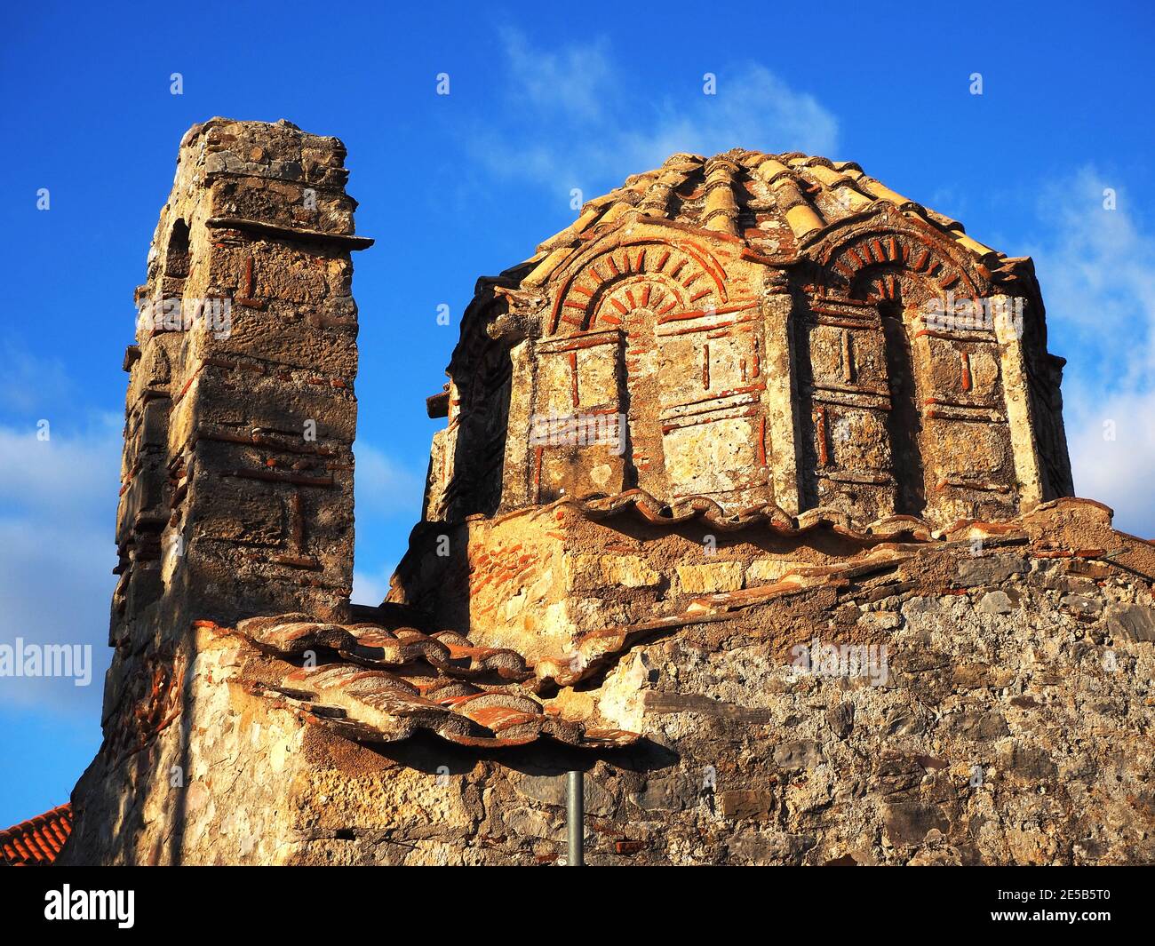 Particolare di una cappella di campagna molto antica, Peloponneso, Grecia Foto Stock