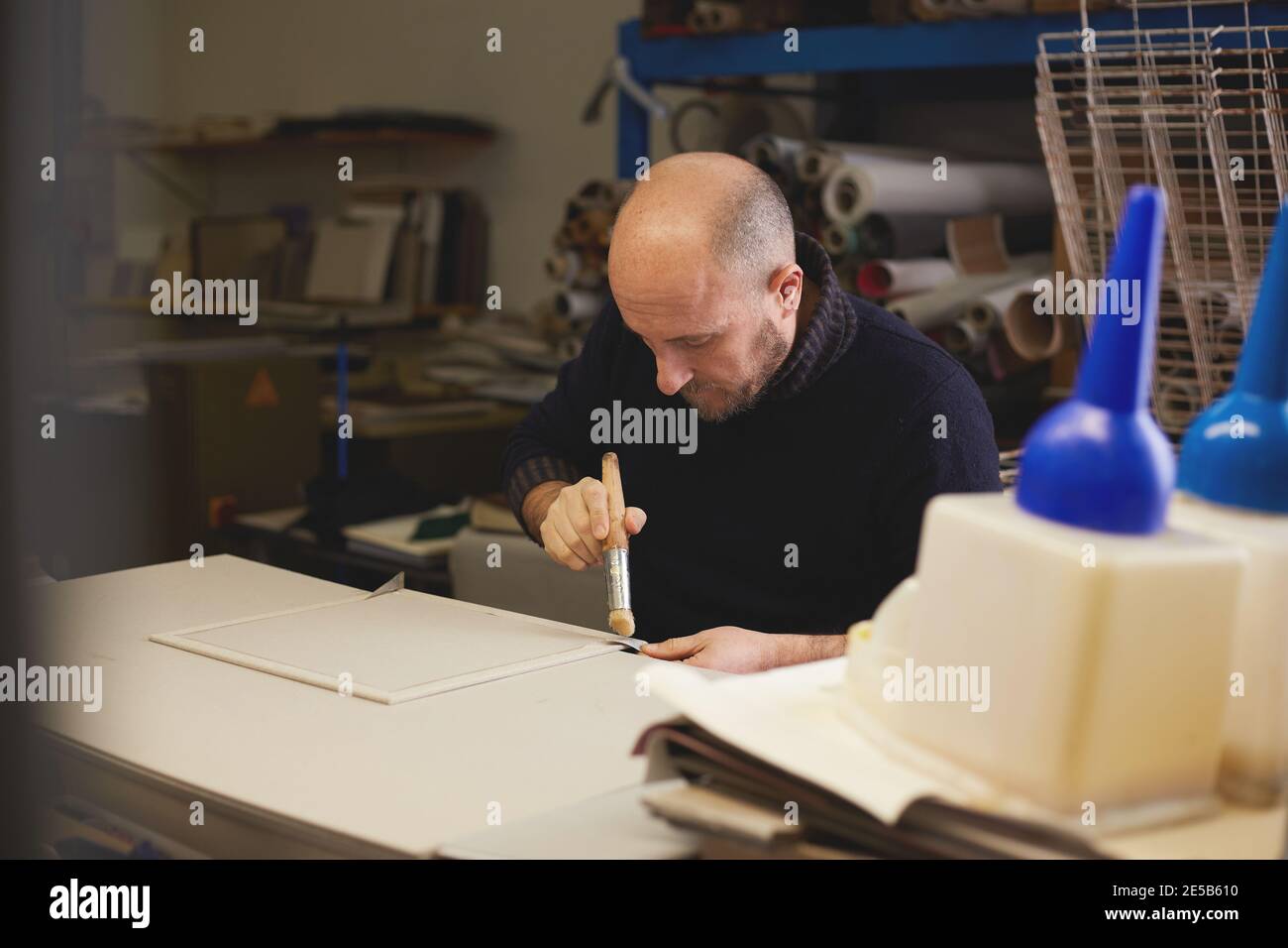 rilegatore di libri attaccare una copertina Foto Stock