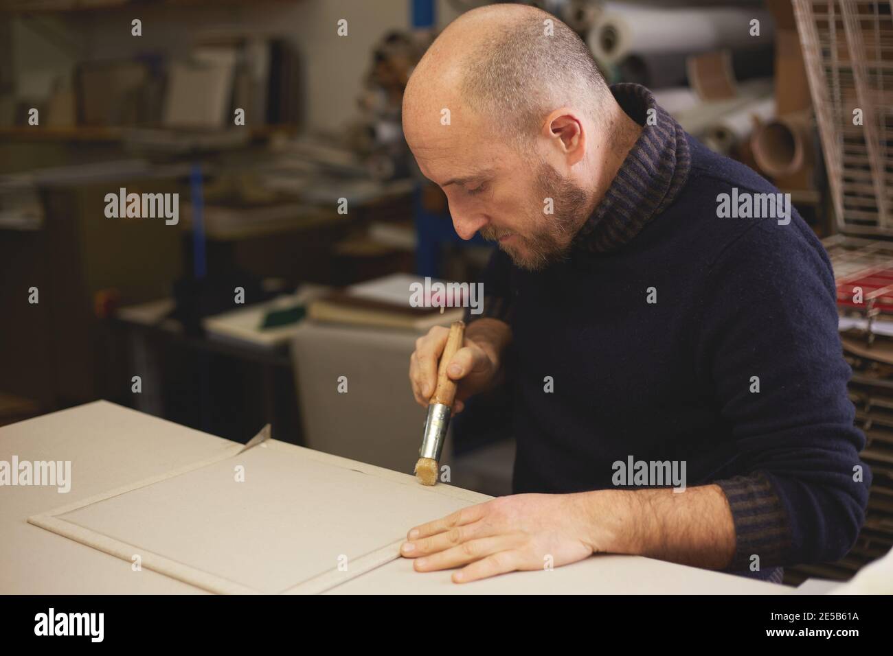 rilegatore di libri attaccare una copertina Foto Stock
