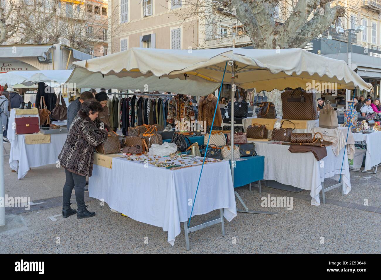 Cannes, Francia - 28 gennaio 2018: Borse da designer d'epoca in vendita presso l'antico mercato Stall a Cannes, Francia. Foto Stock