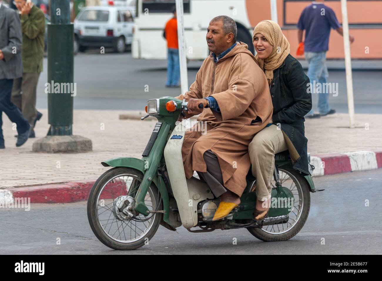Uomo e donna su uno scooter a Marrakech Foto Stock