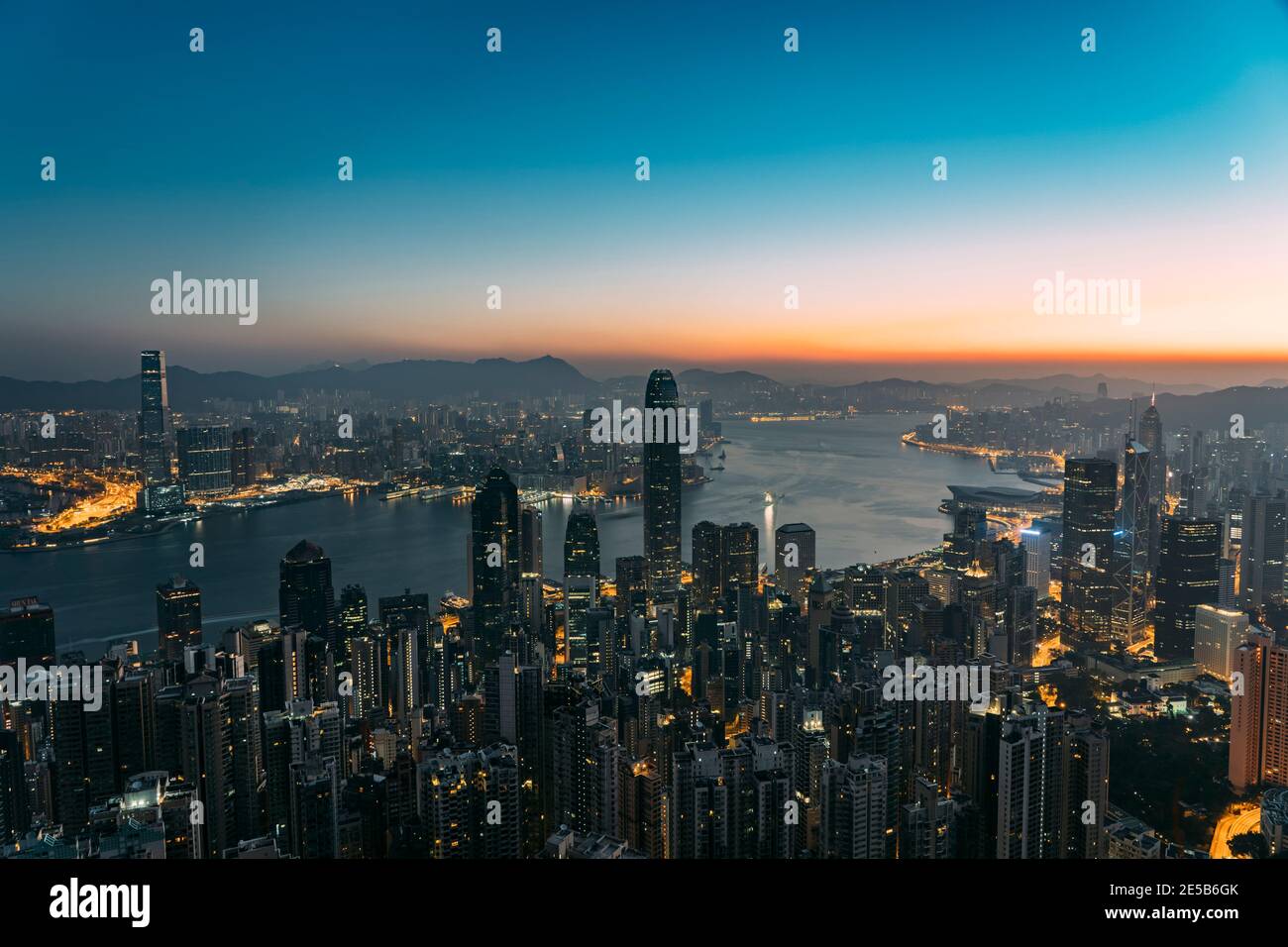 Skyline della città di Hong Kong durante l'alba guardando al porto. Foto Stock