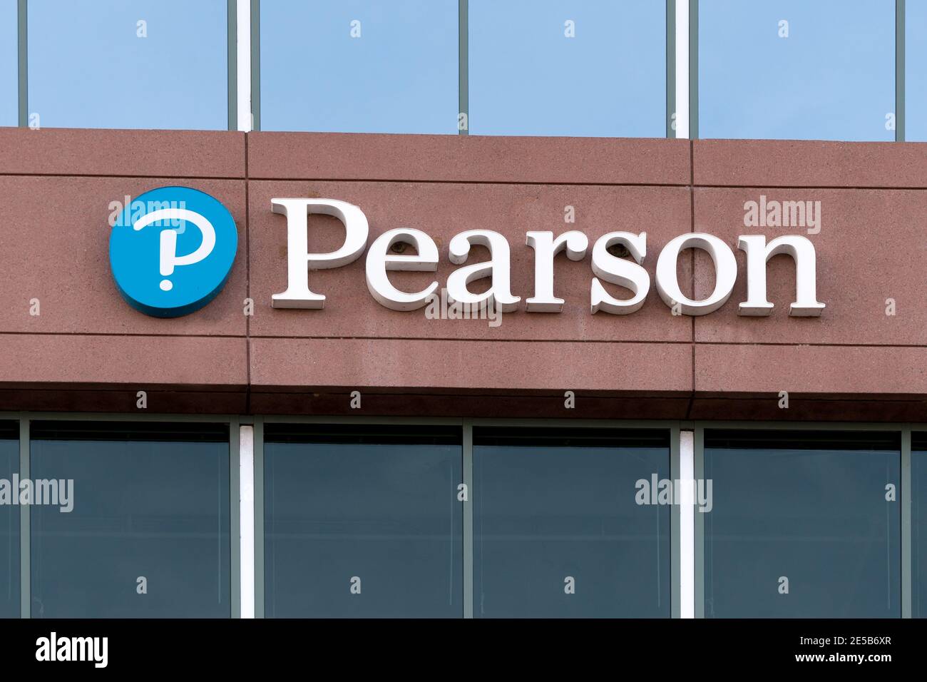 BLOOMINGTON, MN, USA - 20 DICEMBRE 2020: Pearson PLC Office building e logo del marchio. Foto Stock