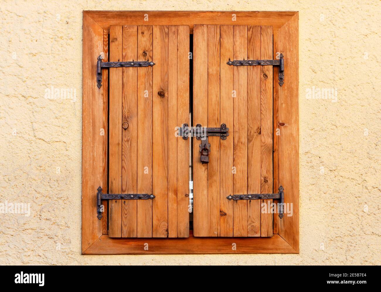 Vecchia finestra con persiane di legno marrone. Risorse grafiche Foto stock  - Alamy